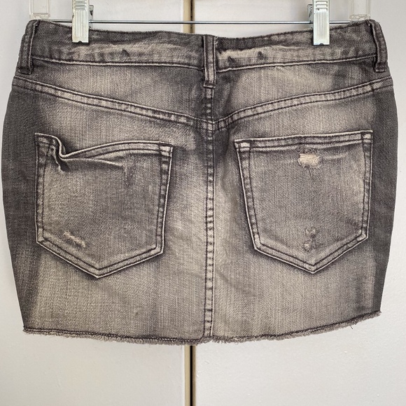 💥3/$25💥 H&M Distressed Denim Mini Skirt Gray Size 6 - Picture 2 of 7